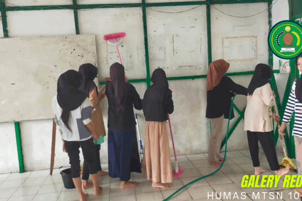 Manfaatkan Libur Akhir Pekan, Siswa MTsN 10 HSS Gotong Royong Bersihkan Kelas