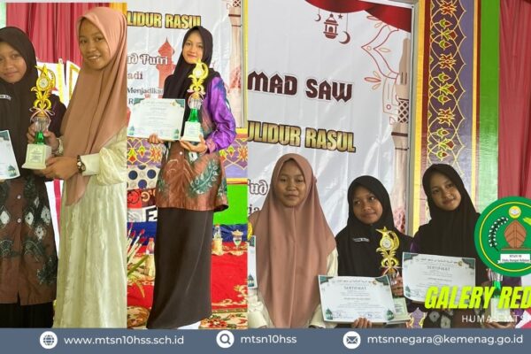 Dua Siswi MTsN 10 HSS
