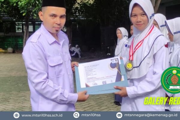 MTsN 10 HSS Serahkan Tropi Juara dan Piagam Gelar Maulidur Rasul 2025, Kepala Madrasah Apresiasi Prestasi Peserta Didik