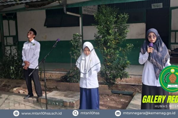 Muza Aulia, Siswa MTsN 10 HSS Serahkan Piala Juara 2 Lomba Karate Antar Pelajar Bupati Cup 2025