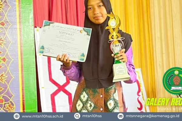Siswi MTsN 10 HSS Raih Juara 1 Lomba Kaligr