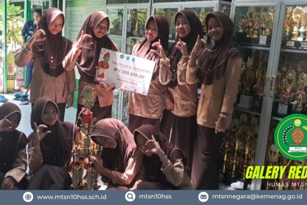 Tim Tari MTsN 10 HSS Terima Tropi Juara 2 Ajang N