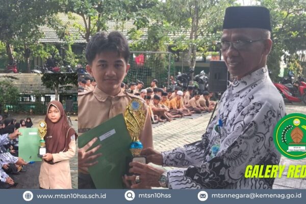 MTsN 10 Hulu Sungai Selatan Terima Piala dan Piagam dari Siswa Berprestasi OMI Tingkat Kabupaten