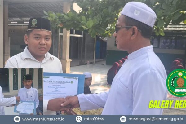 Tim Keagamaan MTsN 10 Hulu Sungai Selatan Berikan Penghargaan kepada Peserta Didik Berprestasi dalam Kuis Moderasi Beragam