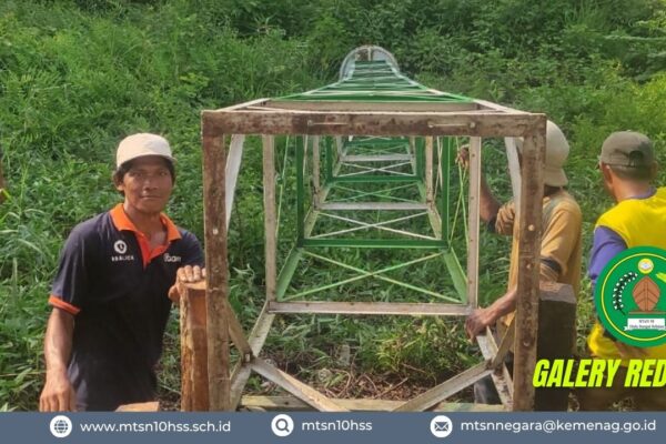 Tim Sarana dan Prasarana MTsN 10 Hulu Sungai Selatan Dirikan Kembali Menara Mushalla Usai Pemindahan untuk Perluasa